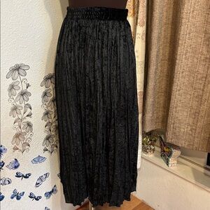 Vintage 1980’s San Moire black velvet pleated skirt. Size 18W.